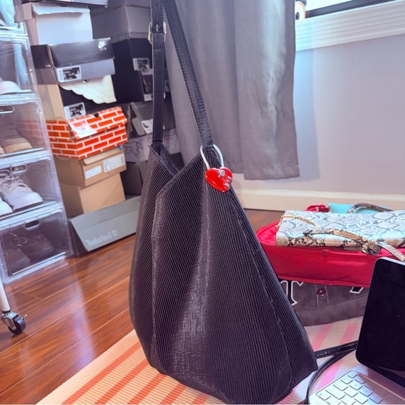 PrettyLittleThing Black Hobo Bag with Heart Charm - Picture 5 of 10